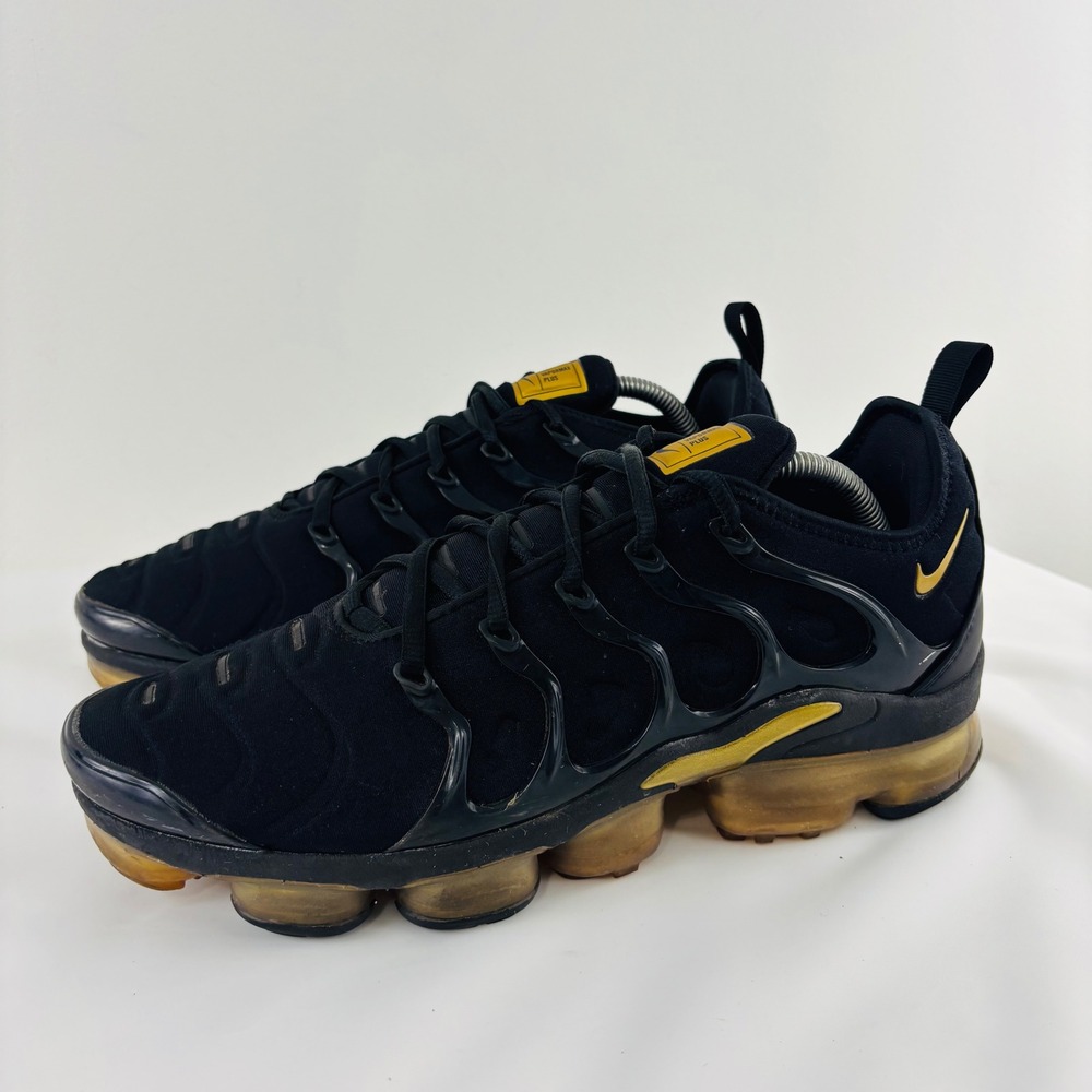 Nike Vapormax Plus Mens Size 10.5 Running Shoes Black Metallic Gold CW7299-001